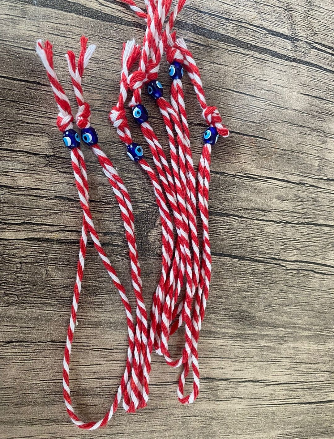 Nazar Boncuklu Marteniçka Bileklik – Bahar ve Şans Dilek İpi (Kırmızı Beyaz) - Görsel 4
