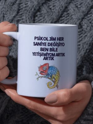 Alternative view of "Psikolojim Her Saniye Değişiyo Ben Bile Yetişemiyom Artık Yazılı Şaşkın Bukalemun Tasarımlı Kupa"