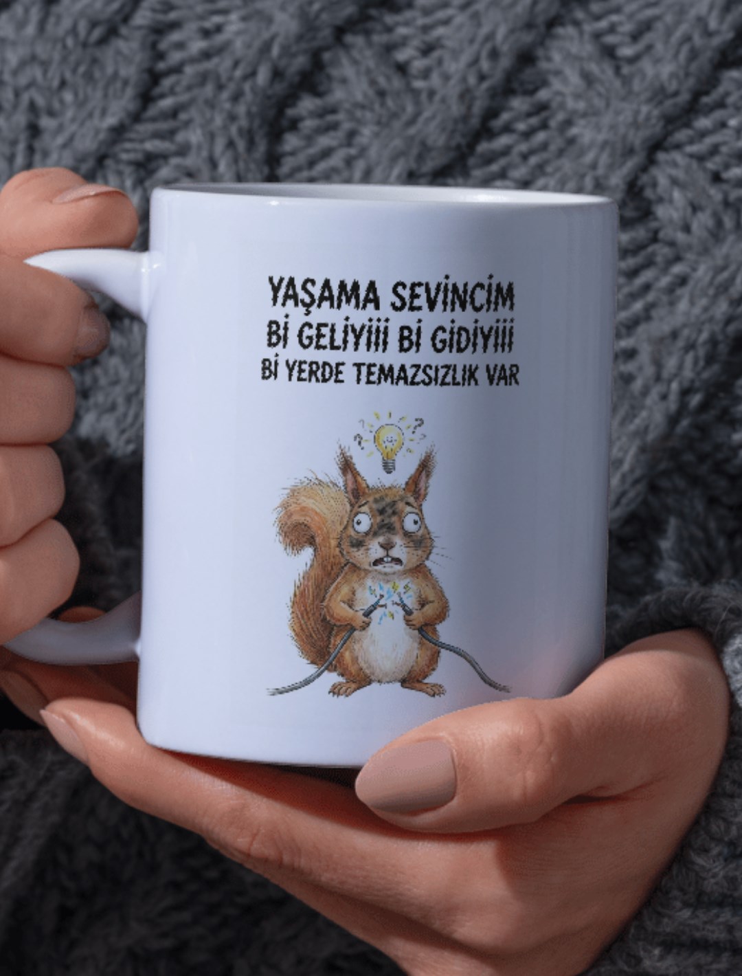 "Yaşama Sevincim Bİ Geliyiii Bİ Gidiyiii Bİ Yerde Temassızlık Var" Yazılı Şaşkın Sincap Tasarım Kupa - Görsel 2