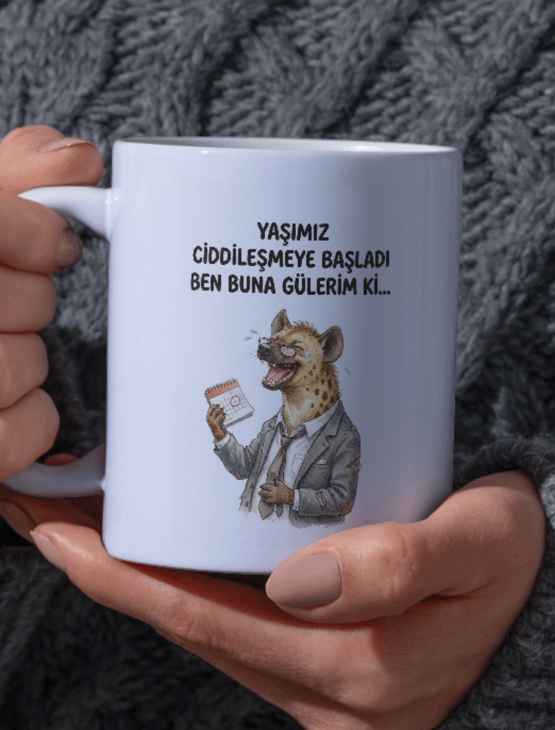 "Yaşımız Ciddileşmeye Başladı Ben Buna Gülerim Ki..." Yazılı Gülen Sırtlan Tasarımlı Kupa - Görsel 2