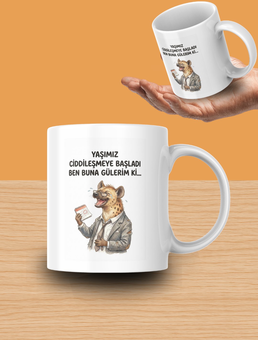 "Yaşımız Ciddileşmeye Başladı Ben Buna Gülerim Ki..." Yazılı Gülen Sırtlan Tasarımlı Kupa
